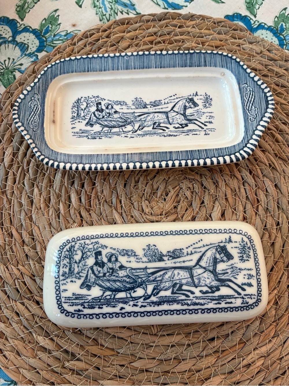 Vintage 2-piece butter dish Royal China blue & white Currier & Ives pattern. - Picture 1 of 3